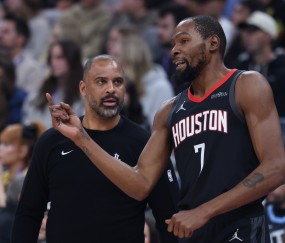 开云体育下载-张佳玮：马刺节拍牵着乌度卡走 杜兰特被困后火箭只能靠防反&amp;强攻