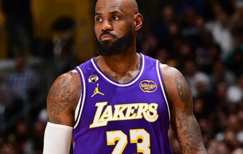 开云体育-詹姆斯目前出战29分钟，投篮10中2得到7分2篮板9助攻7失误